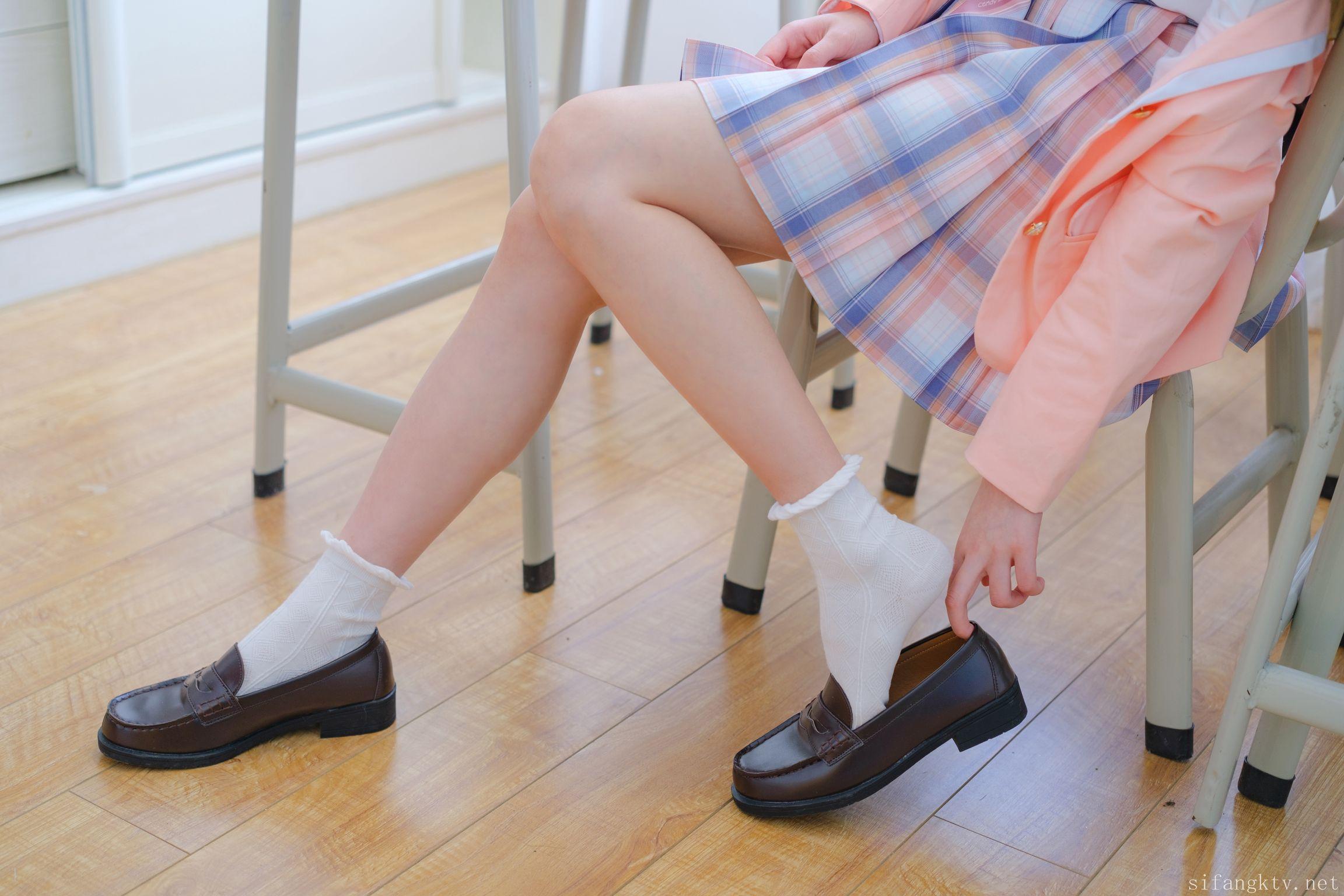 [森萝财团写真] 小七: 室内JK裤袜 极品少女胴体 (150 photos)(140)