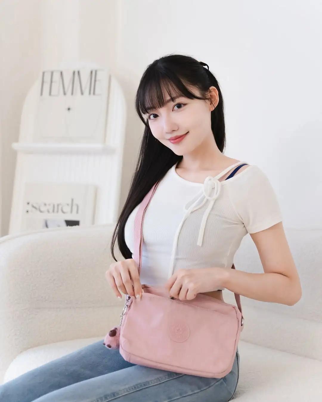 无辜大眼「少盐 yenyen」双峰汹涌 好热好养眼(22)