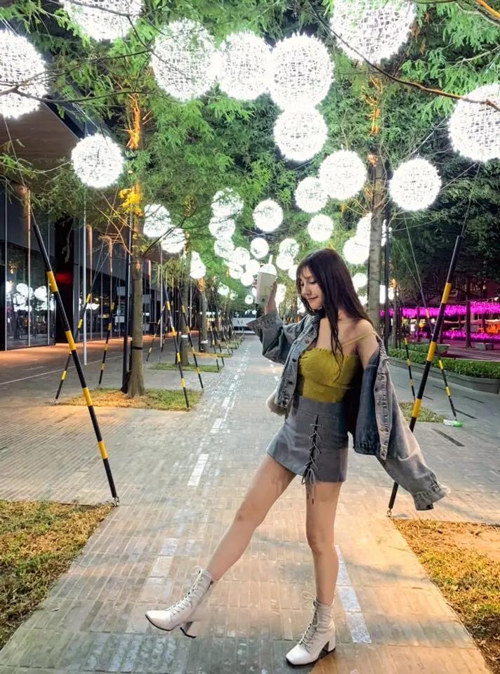 户外到处拉筋！甜美短裙妹「班比」超长美腿大方展现，白皙大腿筋都跑出来啦！(15)