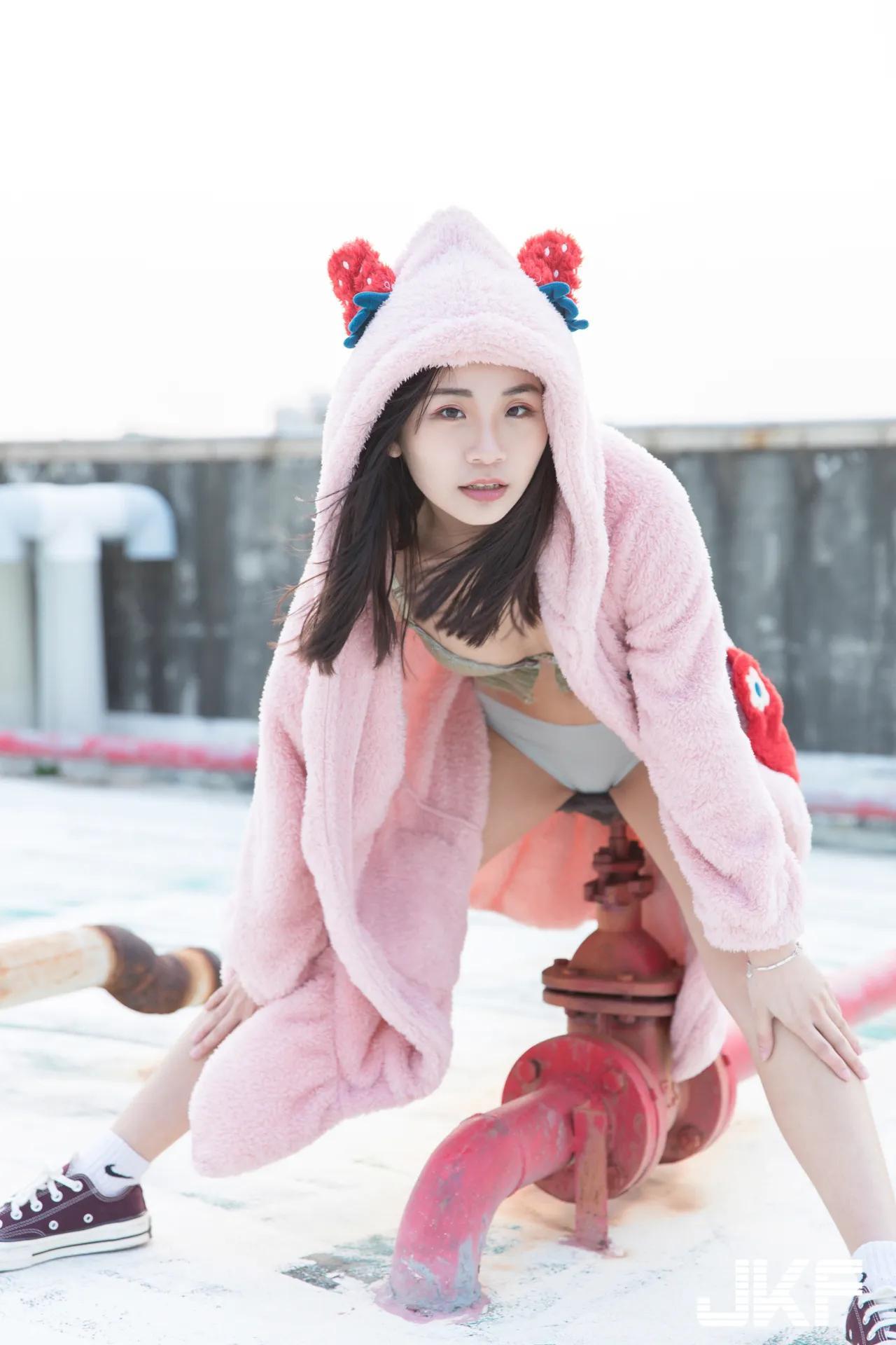 清秀可人的正妹「Hanna憨憨」天台大胆秀苗条身材，贴身底裤「曲线好迷人」！(91)