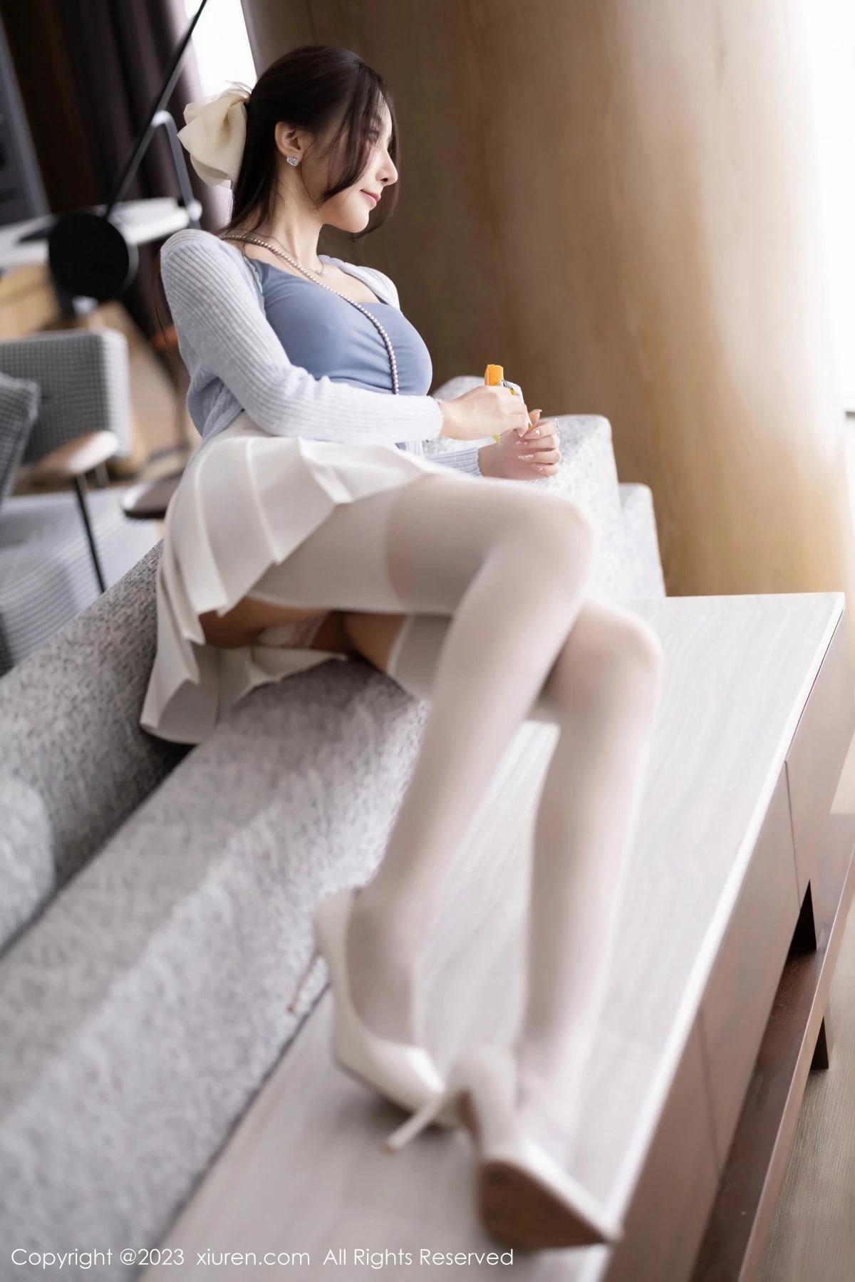 XiuRen第7515期_女神王馨瑤yanni性感淺色服飾配短裙露白絲吊襪秀美腿誘惑寫真82P(40)