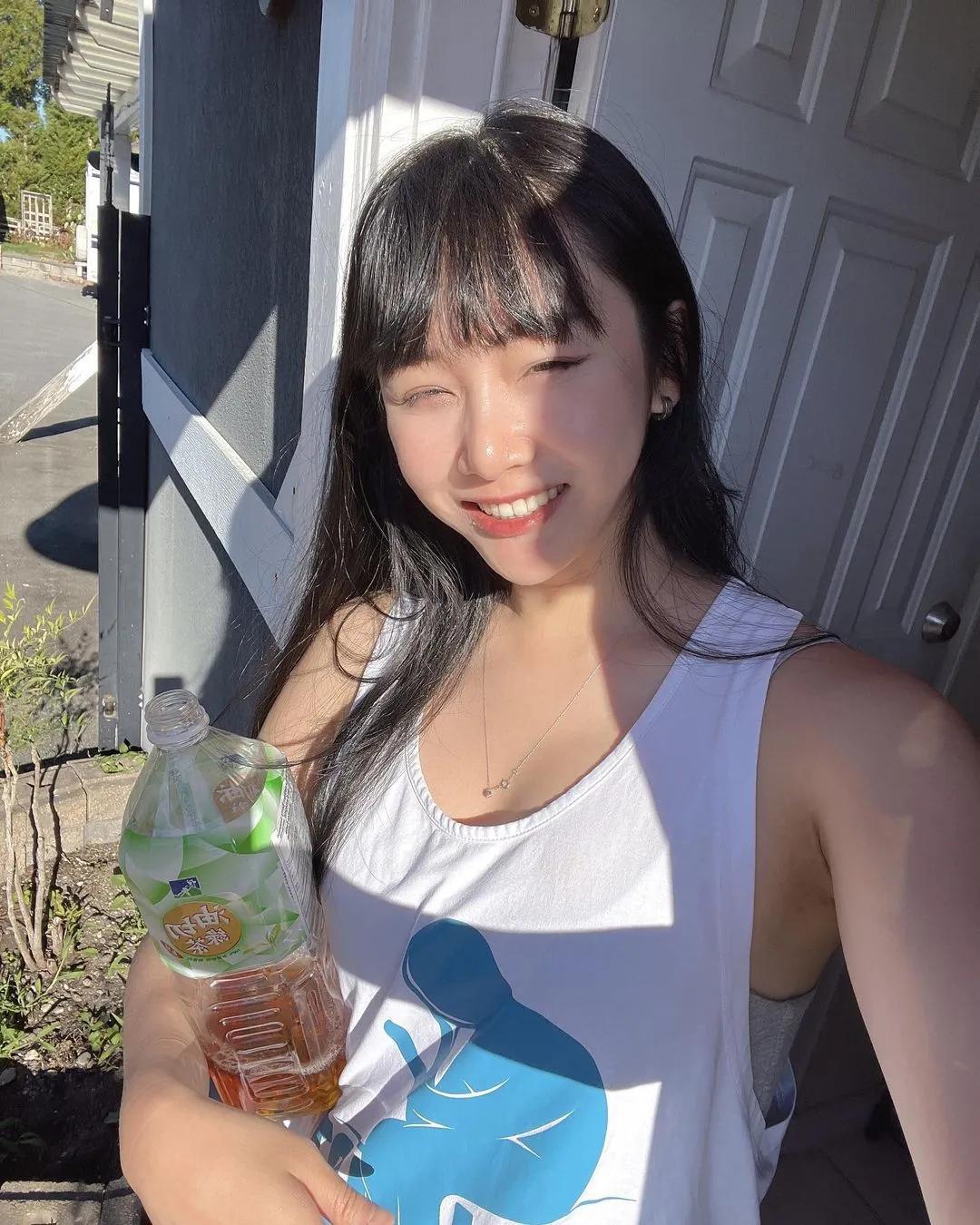 「机机」美体如钢铁般结实 丰满上围快溢出(19)