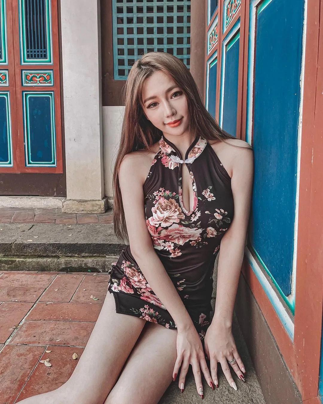 这样赏花可以吗？美乳正妹「Dora」低胸洋装春游，网友惊呼：长辈快晒伤了吧！(8)