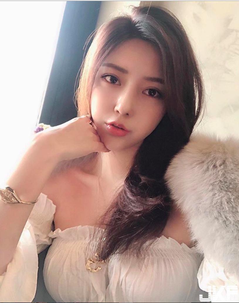 美乳正妹用餐「快把紧身衣撑爆」，旁边客人都受不了了！-小湿妹图(8)