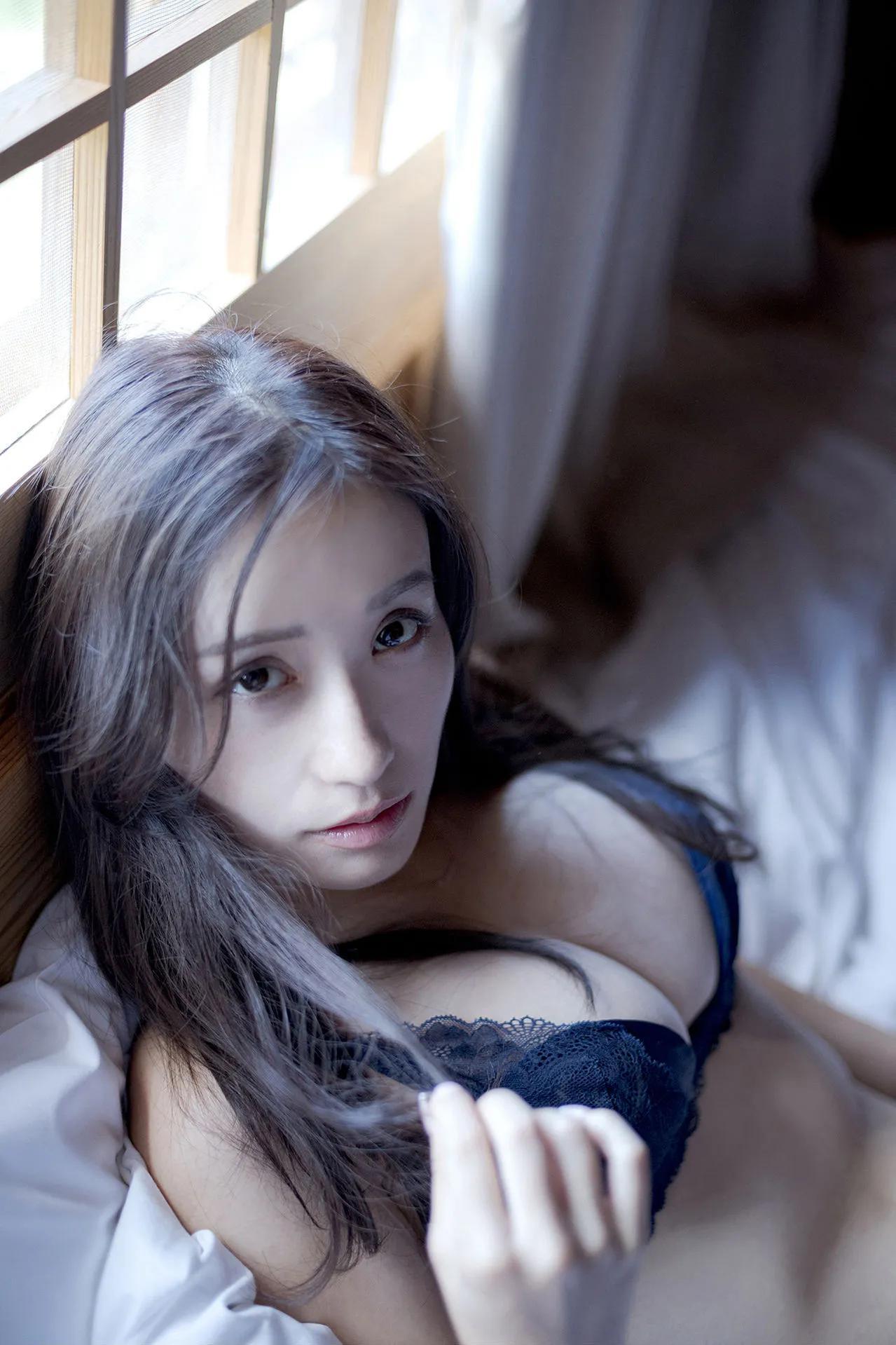 [伊藤爱真] 气质逼人又小露酥胸 飘散浓厚奶香味(22)