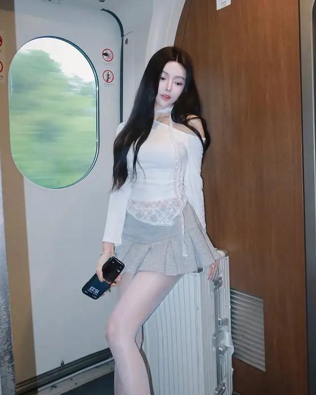 长腿嫩妹「王馨瑶」 身材不得了