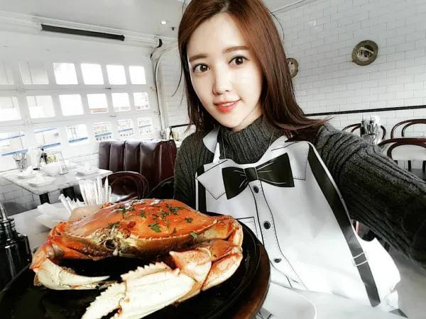 姊妹上传「蜂腰」泳装照，大露逆天长腿，网友惊呼：「眼前风景也是加倍美丽！」(17)