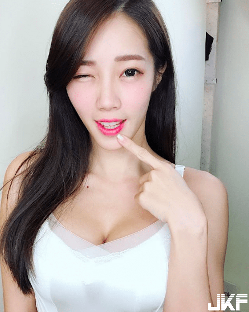 美乳舞者大开「内衣直播间」！台湾正妹「雪白嫩乳」超火辣画面干爹们都要暴动拉！-小湿妹图(2)