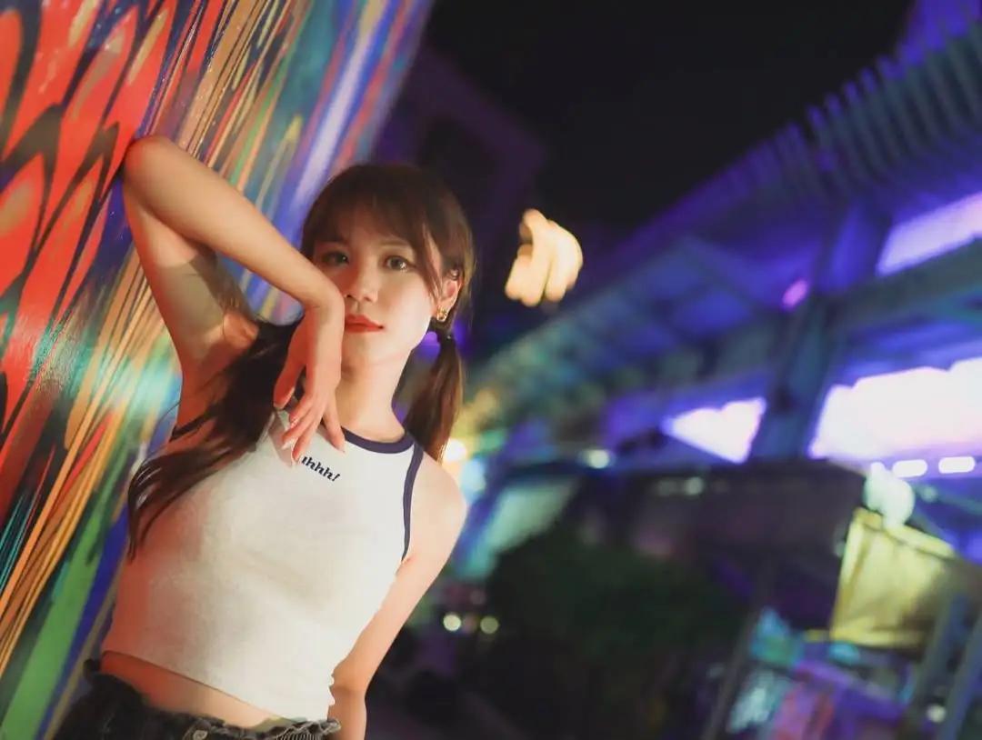 「双儿」性感身材 杀伤力太强 纤瘦姿态超撩人(47)