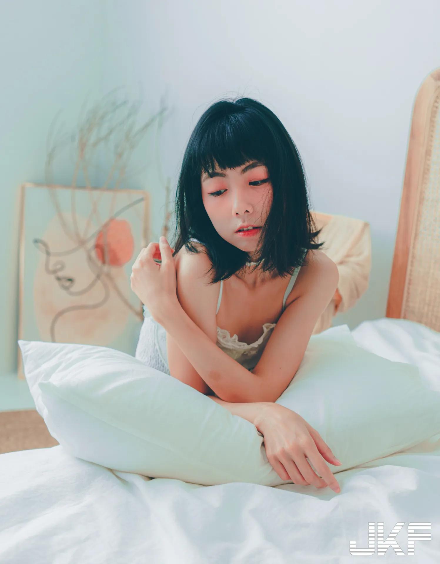 清纯正妹「翁卷卷」居家小可爱好诱惑！纤细蛮腰白嫩美腿，都让人彻底沦陷！(95)