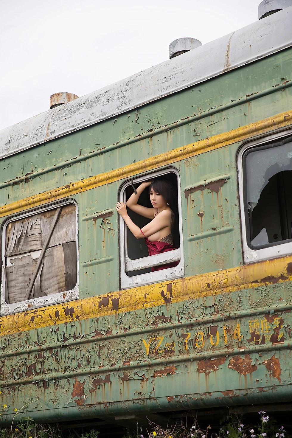 [Toutiao頭條女神]No.842_嫩模潘朵拉廢舊火車主題性感紅色弔帶睡衣撩人誘惑寫真60P(60)
