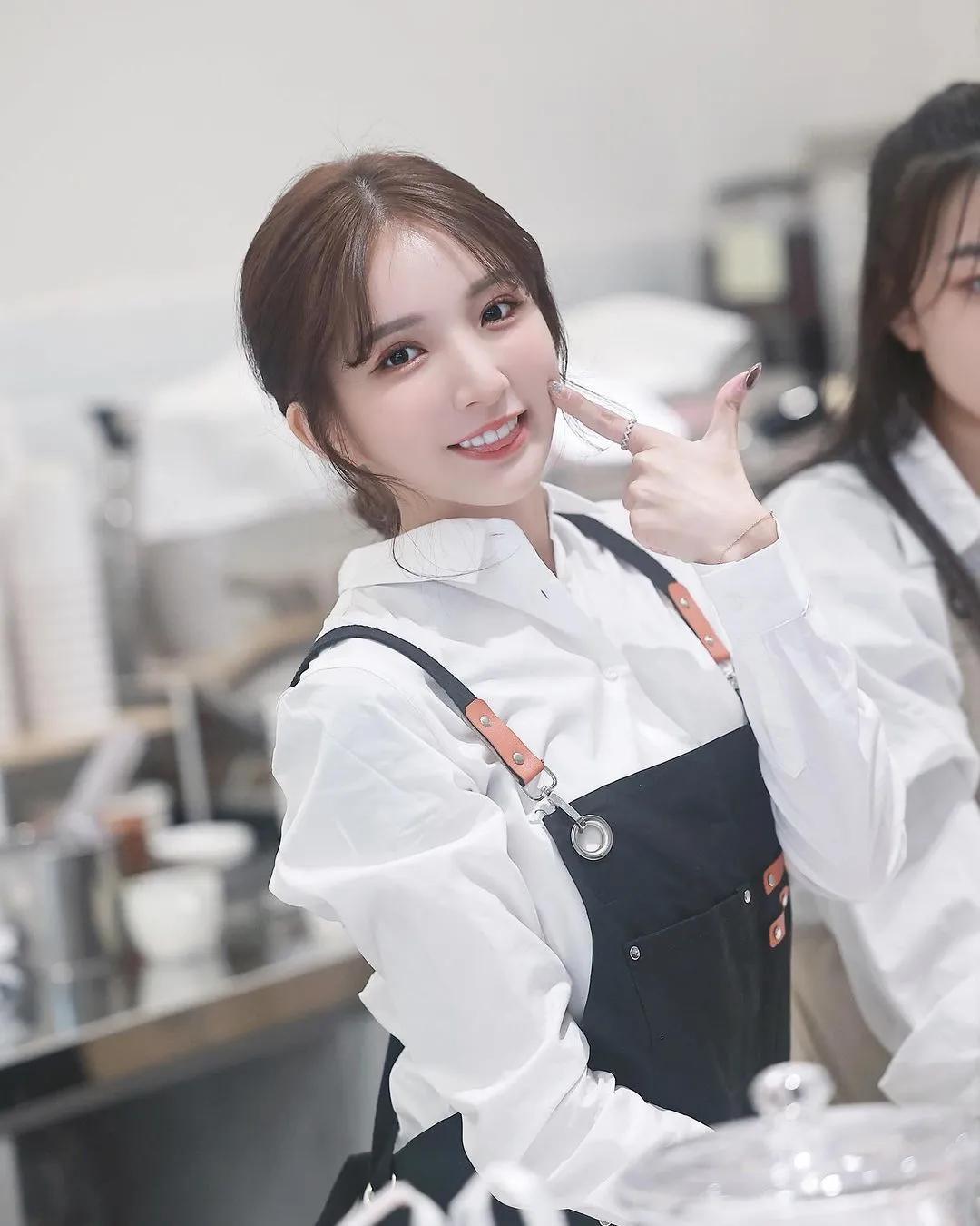 正妹「Dora」胸前车头灯好凶！ 精致美颜还有惹火身材(2)