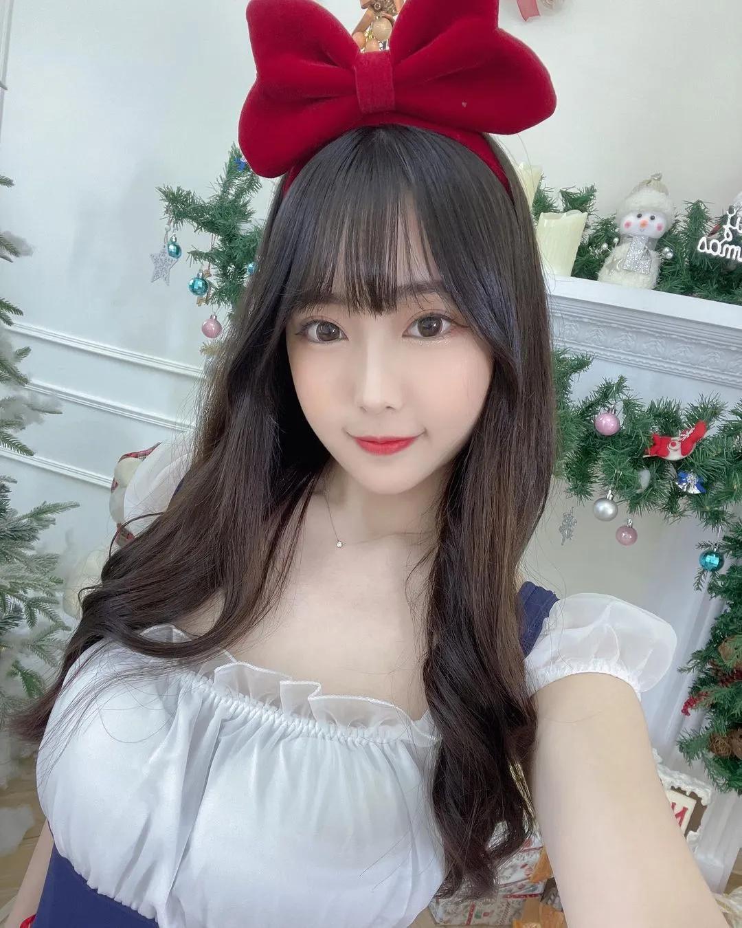 邻家女孩「玮庭Angela」甜美笑容看了好想恋爱！挡不住那白嫩深沟