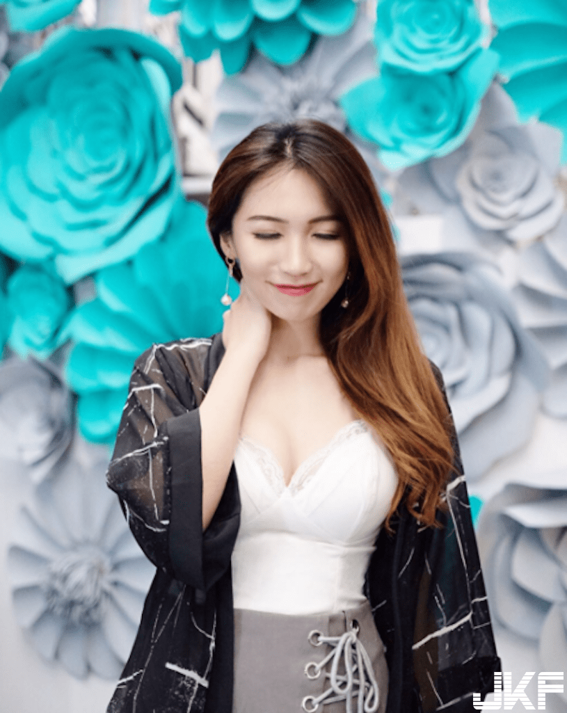 「大马林志玲」报到！正妹贵气逼人 用餐照「小露酥胸」竟连气质也像台湾第一名模！(4)