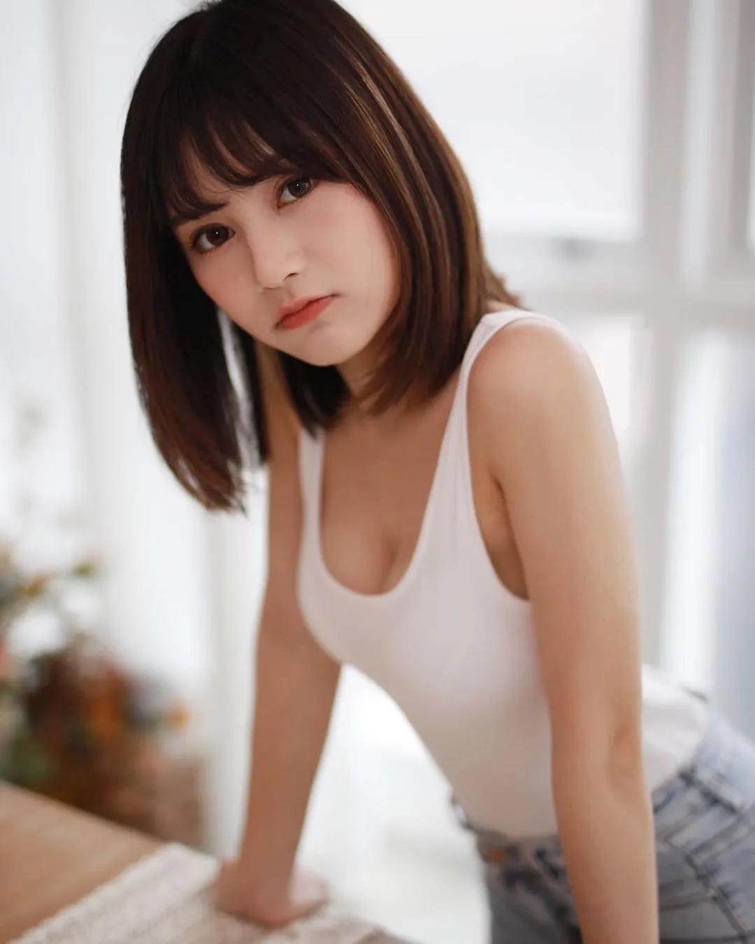 最美护理师！香港萌妹「Miss Jay」登山低胸不忘露濠沟，激发男粉必攻顶的决心！(5)