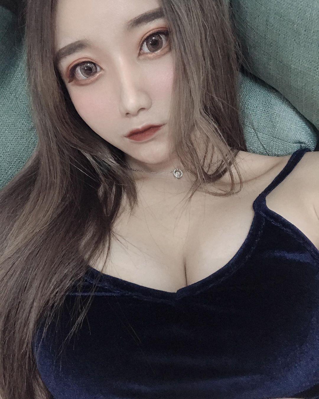 UNI妖孽 美乳身材快撑破.....这太邪恶了(2)