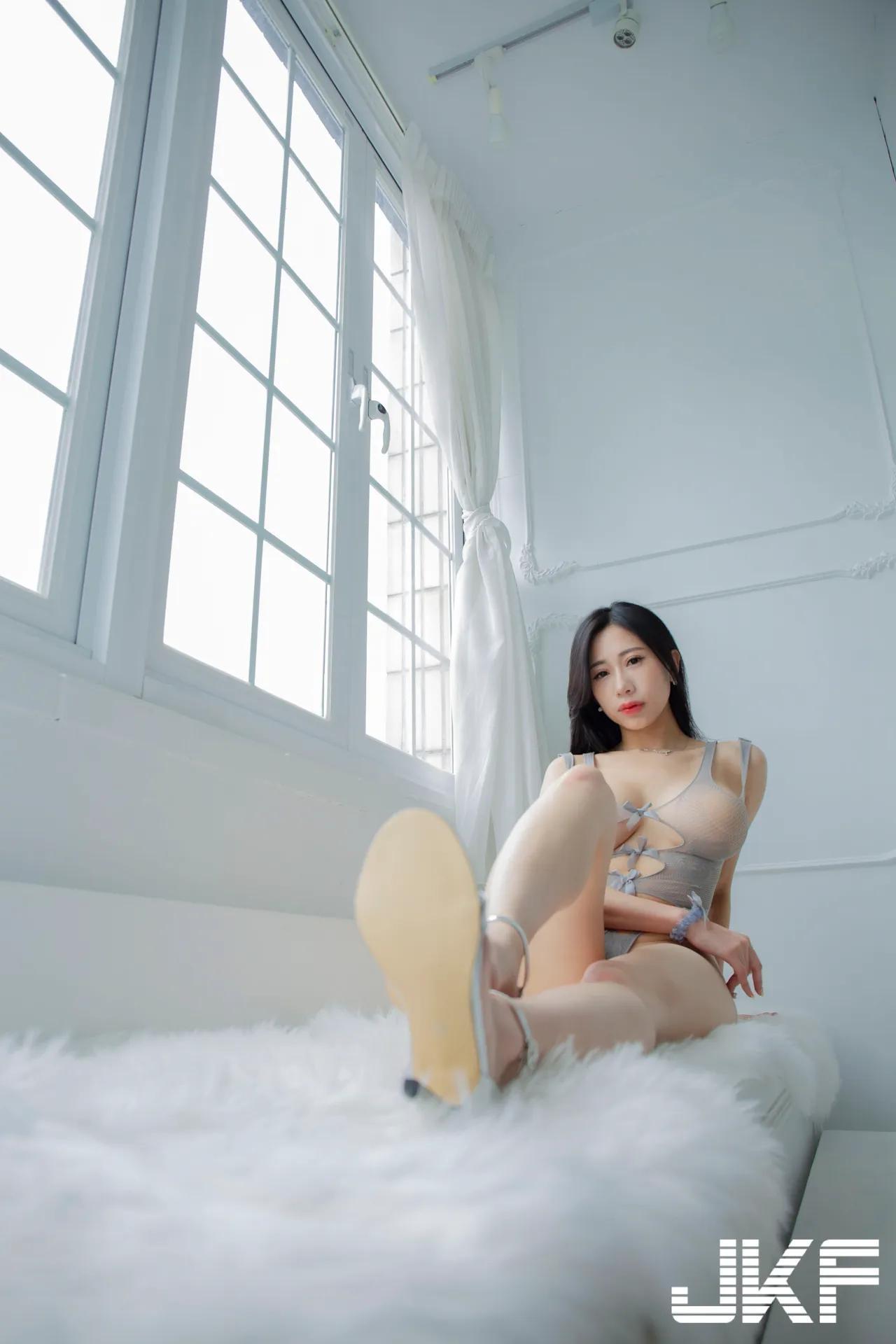 高颜值G奶正妹「曼曼」的房间诱惑，若隐若现的胴体太勾人！(36)