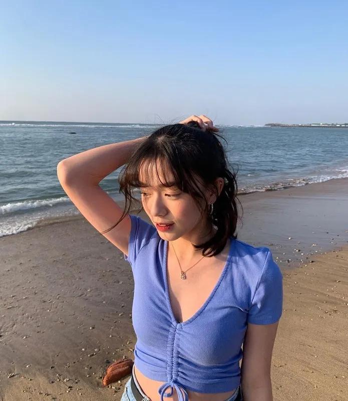 清新正妹轩轩穿小背心躺床上甜美脸蛋与白皙美腿正翻了(5)