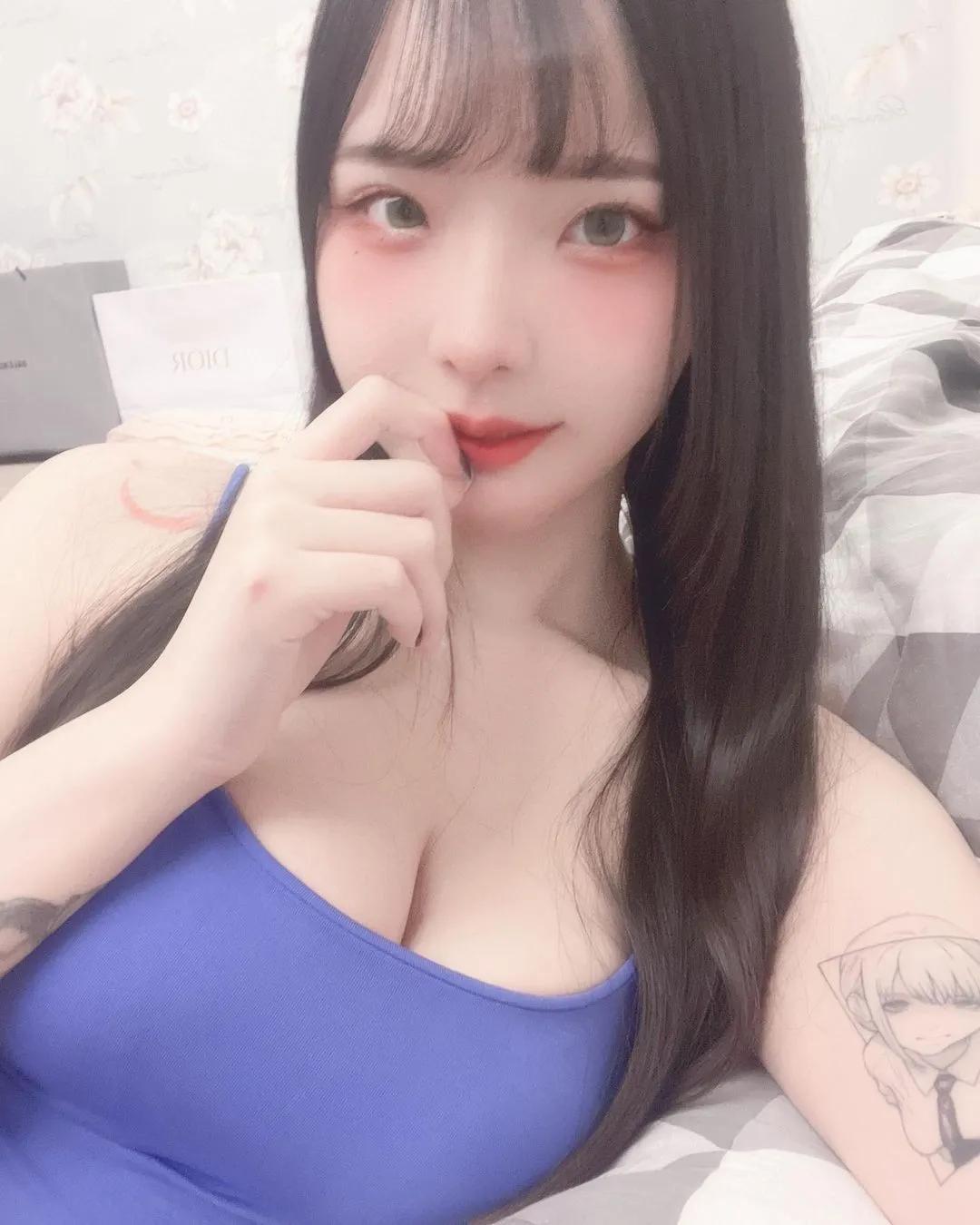 「哈妮」无辜感大眼超诱人 白嫩乳袋形状全现(15)