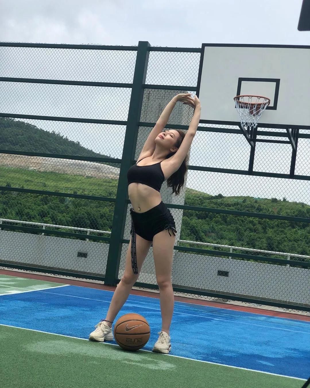 So deep！香港辣妹「张若绮Angus」弯腰翘臀牵引风筝，倒出嫩乳男粉也想一起共欢！(15)