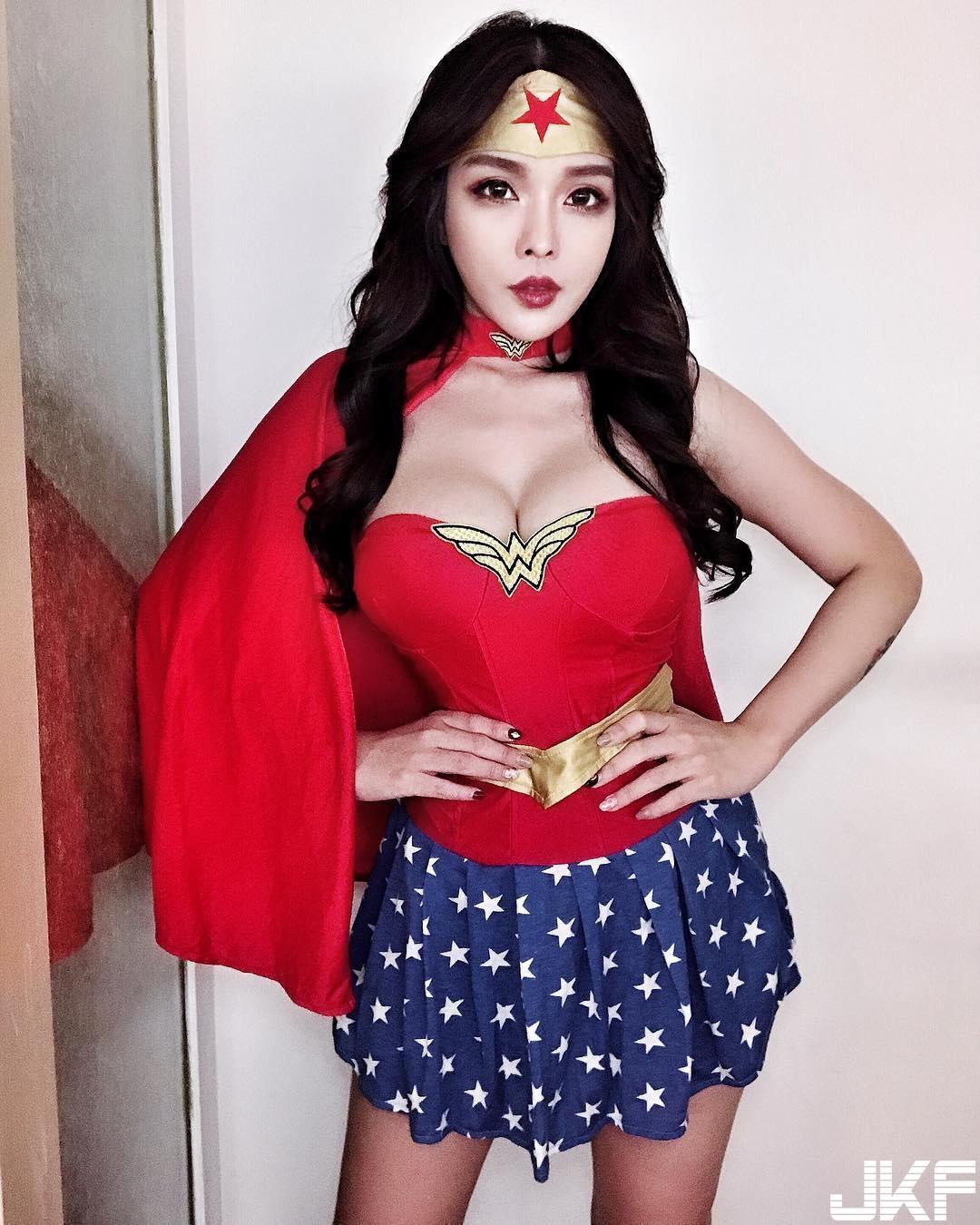 白皙正妹「牛奶儿」胸前不科学肿胀好火辣　遮不住溢出来啦！-小湿妹图(11)