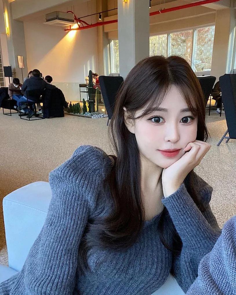 美乳口罩正妹「超凶泳池视角」，「侧面的丰满胸型」好养眼呀！-小湿妹图(11)