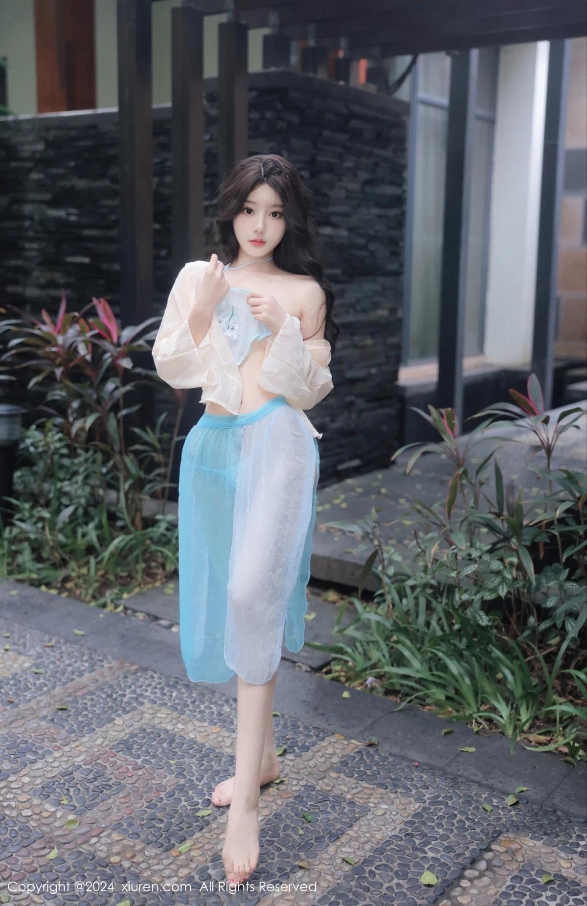 XiuRen第8168期_模特桃妖夭戶外性感淺色古裝薄紗服飾秀嬌美惹火身段誘惑寫真79P(29)
