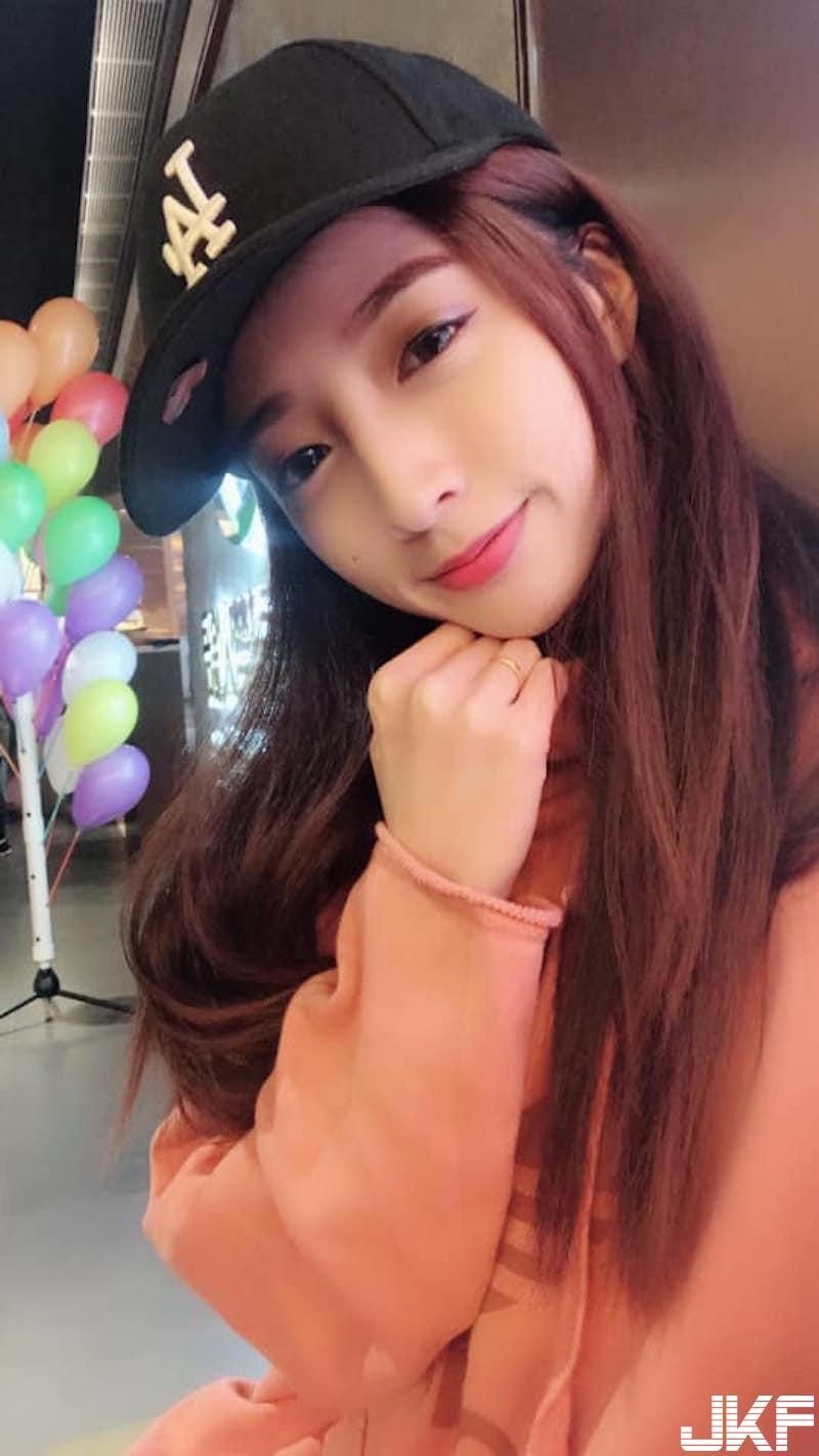 正妹理发师「胸前挖空」服务太周到，网友都排队想给「雪乳女神」洗吹剪啦～(9)