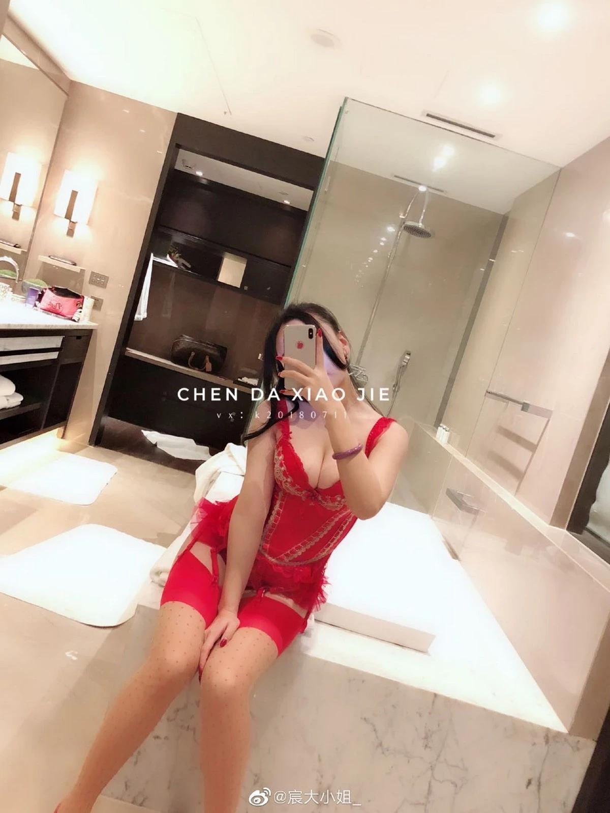 網絡美女宸大小姐微信朋友圈精選私房性感絲襪系列秀翹臀美腿迷人誘惑寫真75P(60)