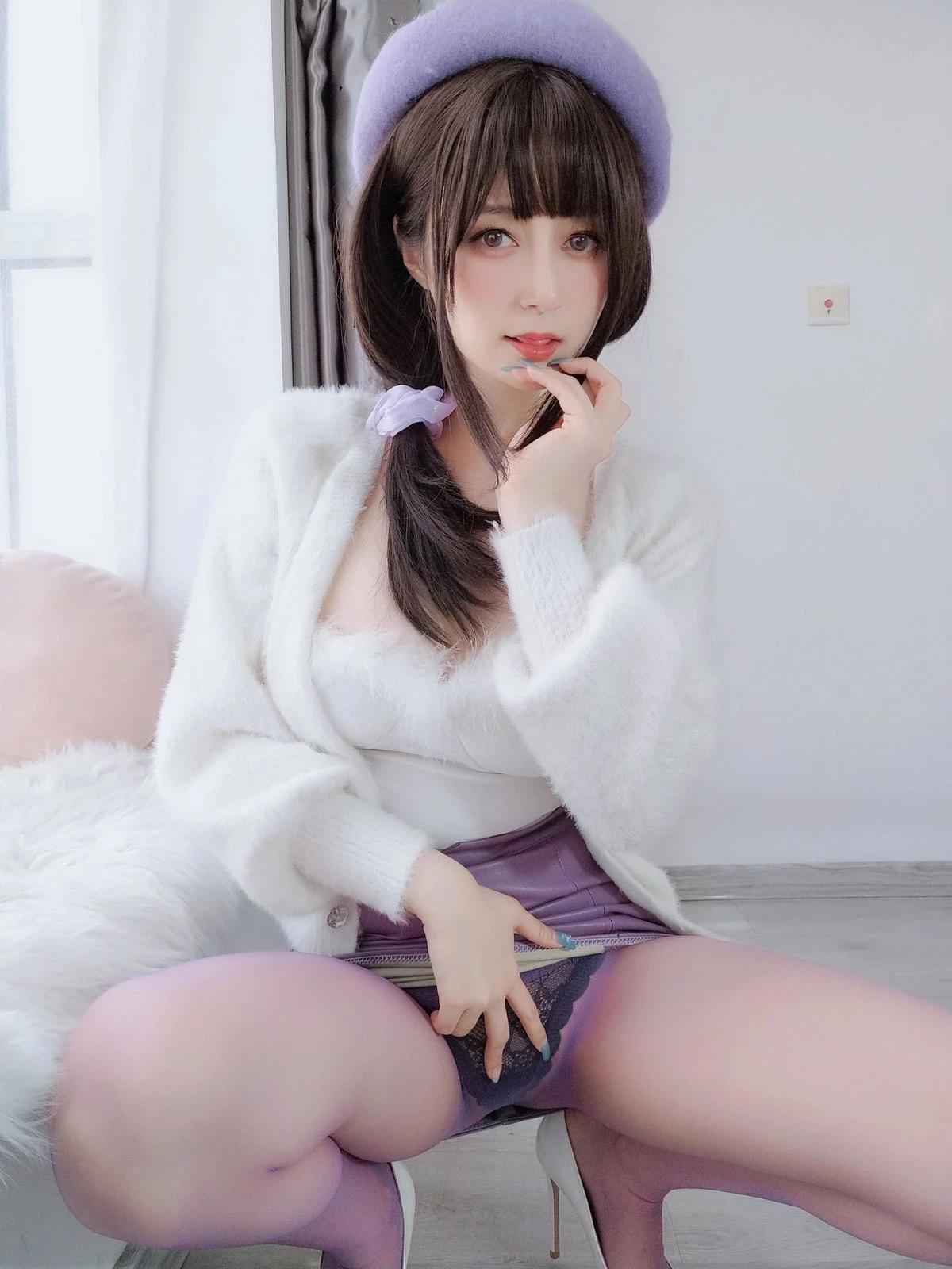 Coser小姐姐白銀人妻的仙女棒主題私房低胸服飾配紫絲褲襪秀惹火身材誘惑寫真81P(14)