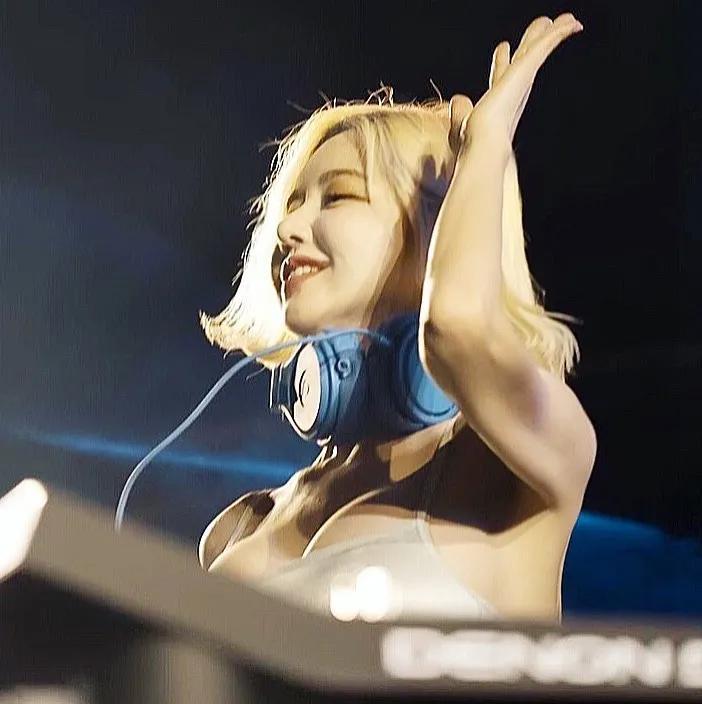 欢迎来到「DJ SODA」乳摇大平台！正面狂晃「北半球形状全露」整个跳嗨-小湿妹图(12)