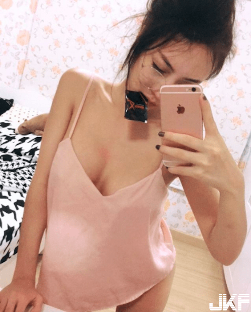 好邪恶！超诱惑「白皙销魂奶妹」车上秀豪乳！极挑逗的「火辣画面」引网友疯传…-小湿妹图(18)