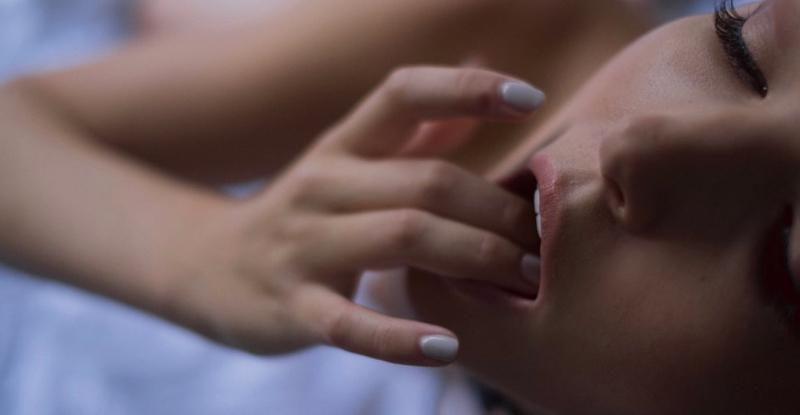 成人艺术！澳洲辣模「肉体挑逗」缓解空虚寂寞　「色欲横流」挡不住(1)