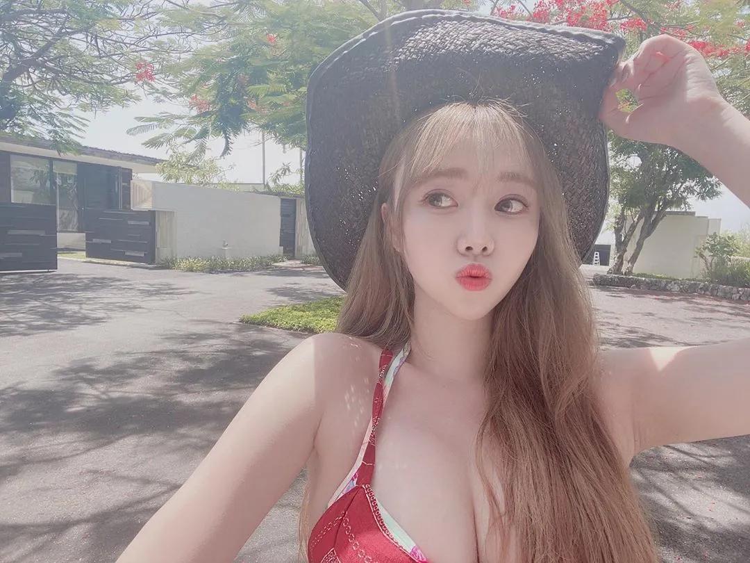 横看成岭侧成峰！巨峰小只马「米妹Vanessa」比基尼包不住　满满乳量快溢出(9)