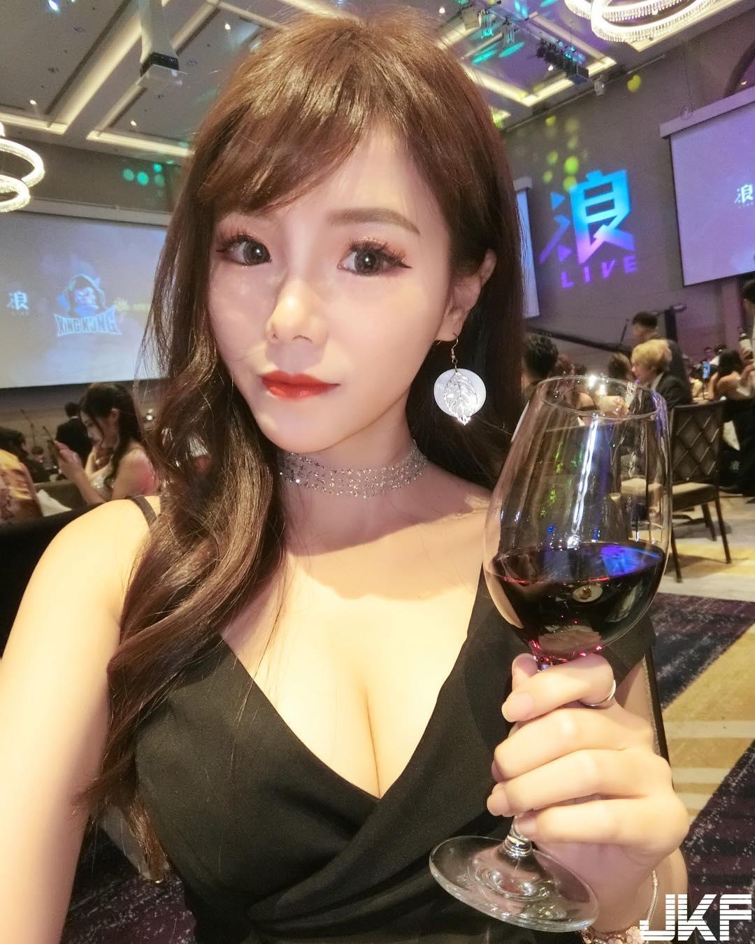 性感小只马「佩茹Penny」无害外表下是暴力身材　带长辈出来透气大家让让！(8)