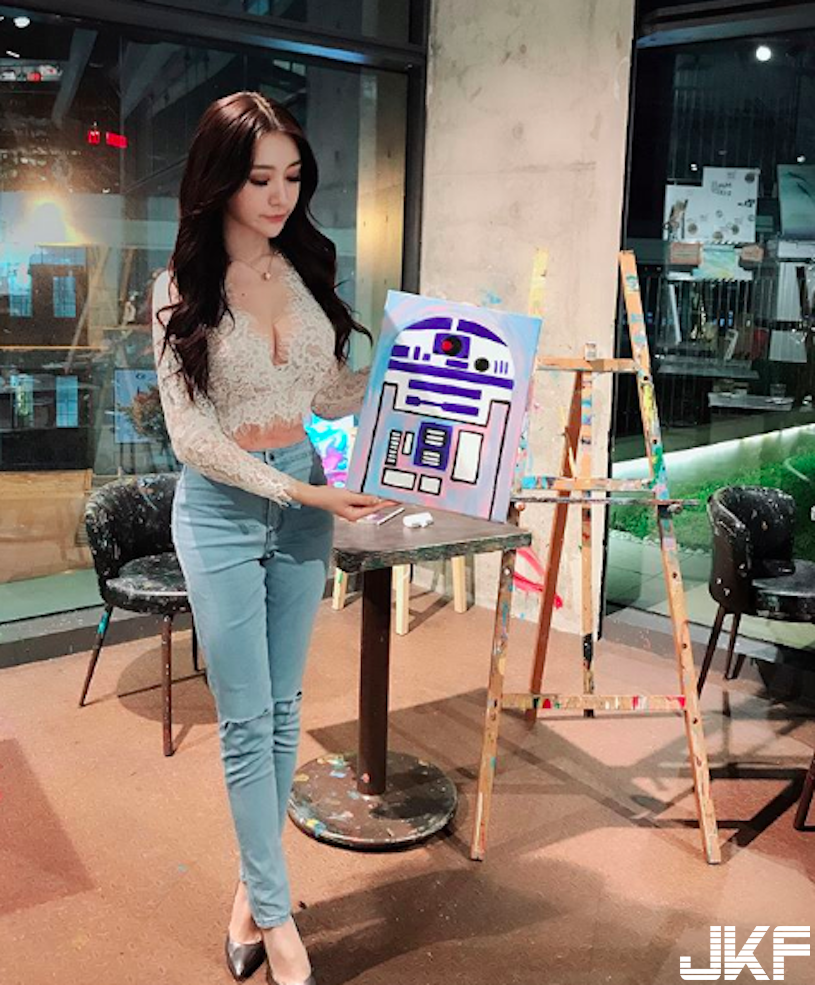 火辣辣！餐厅捕捉「超胸美腿妹」饱满身材太犯规！让人迷恋的「美乳视角」有够诱人…(11)