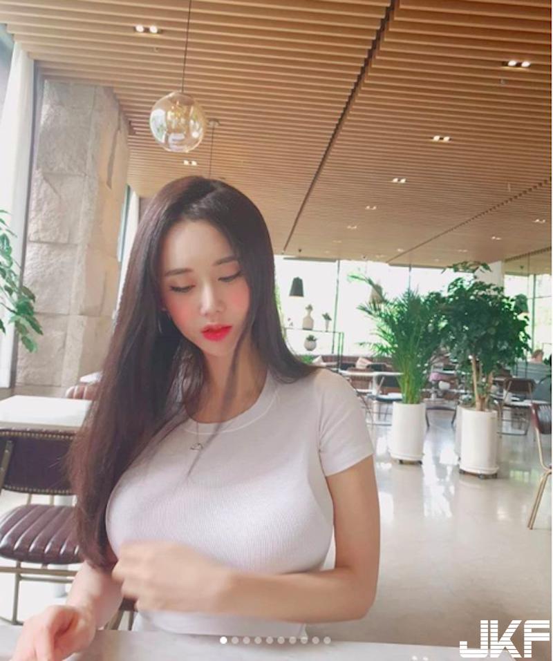 大口吃肉！「雪白豪乳正妹」用餐画面太凶猛！「胸前海量肉肉」比正餐还要美味啊！-小湿妹图(10)