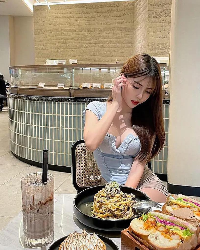 露肩装辣妹「白皙曲线好诱人」，「超辣美腿」太吸睛了！-小湿妹图(14)