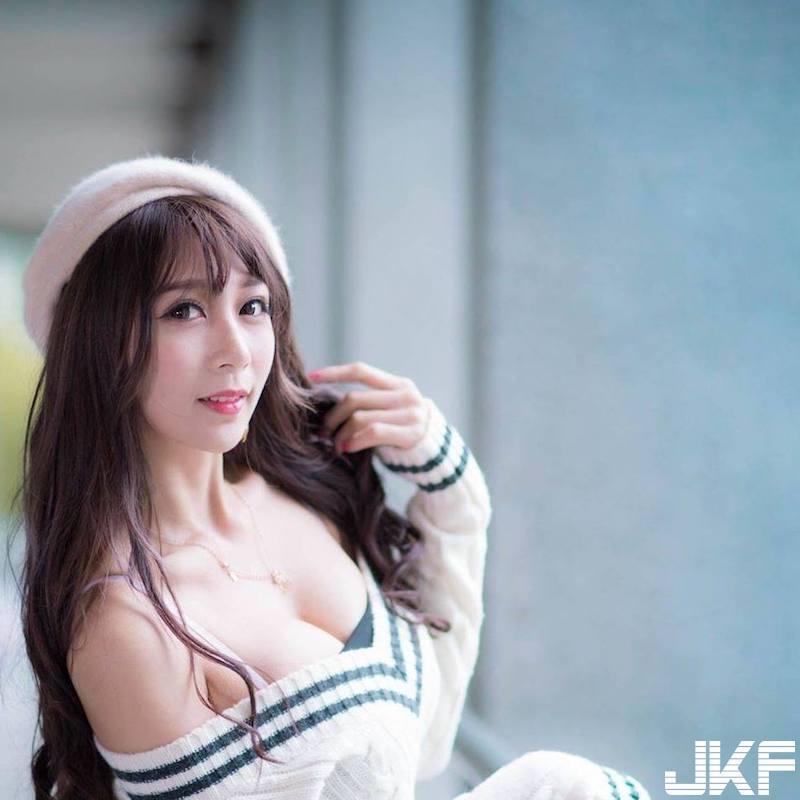 好想当老板！超甜美「爆乳俏秘书」出没！白衬衫中「美乳现形」事业线好诱人！(5)