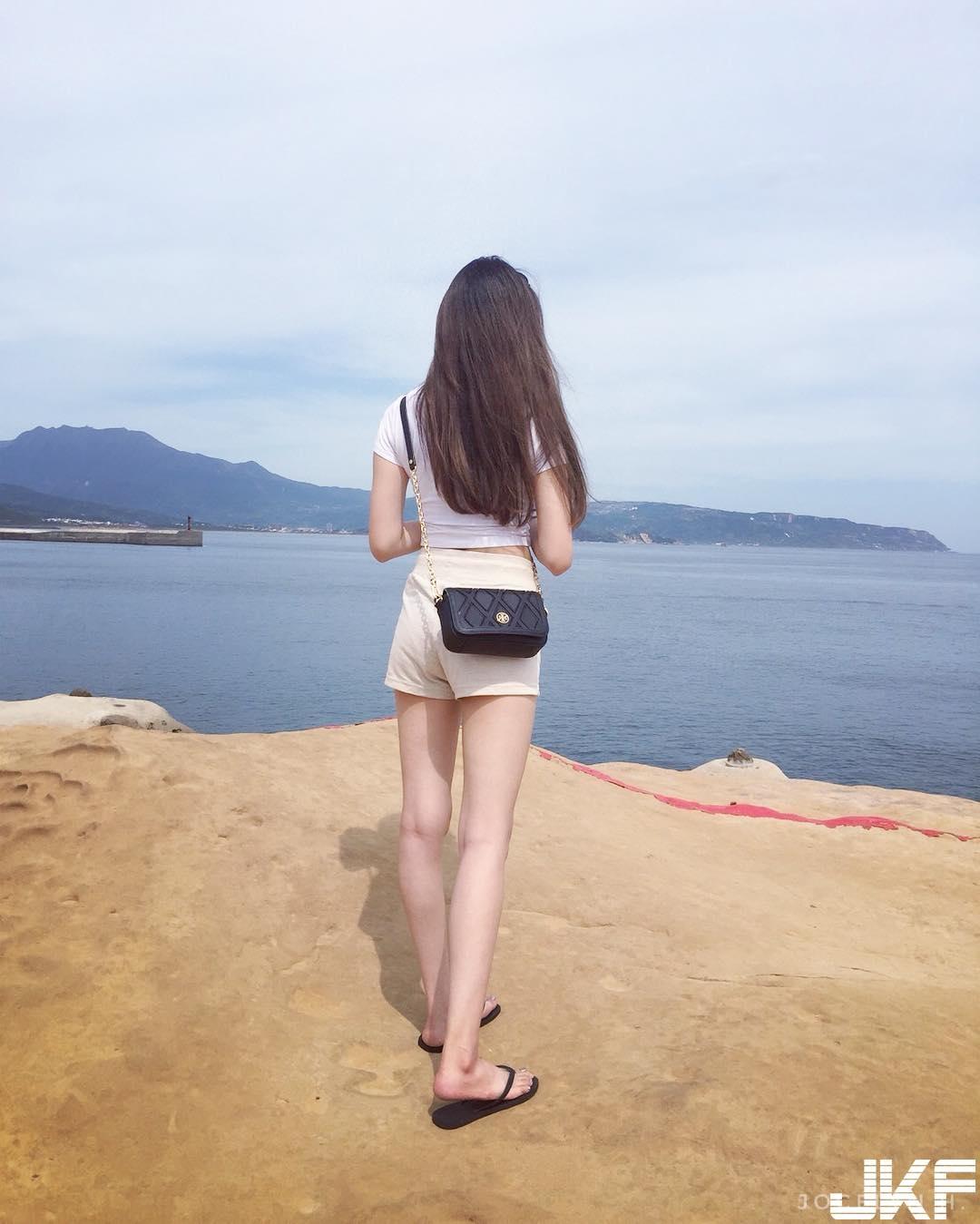 招架不住！ 「白嫩长腿妹」各种偷拍视角让人好心痒！美腿控无法抗拒的「逆天等级」…-小湿妹图(13)