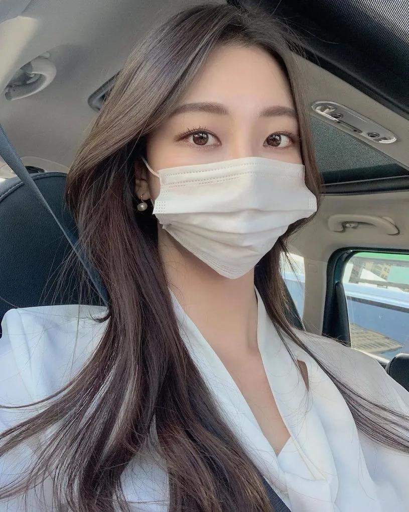 Mini Cooper 正妹女业务「颜值高、曲线凶」，「九头身好比例」让人想立刻买车！-小湿妹图(3)