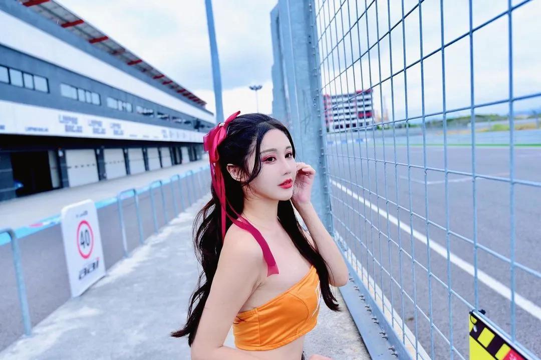 丽宝赛车场「白皙雪乳正妹」夏小允，超惹火Ｓ曲线让人看了猛踩油门！(3)