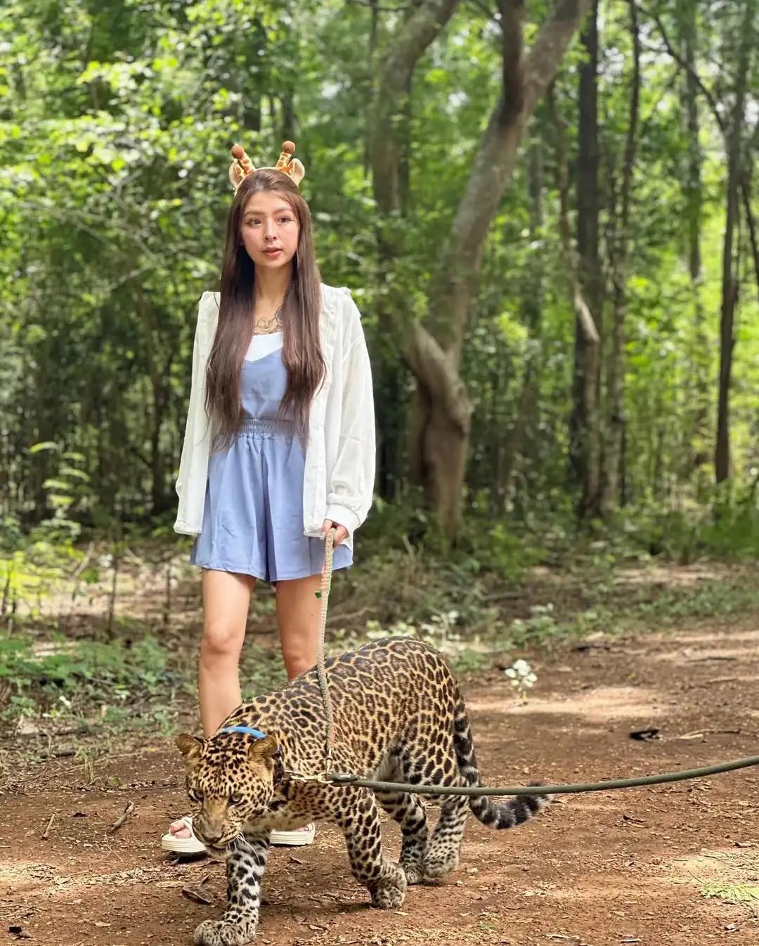 「翊葶_郑」水汪大眼超无害 却有著勾人的火辣身材(14)