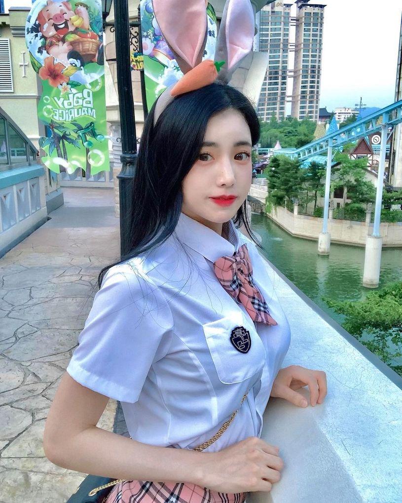 水族馆看企鹅的「九头身长腿护理师」，「逆天大美腿」好诱人呀！-小湿妹图(9)