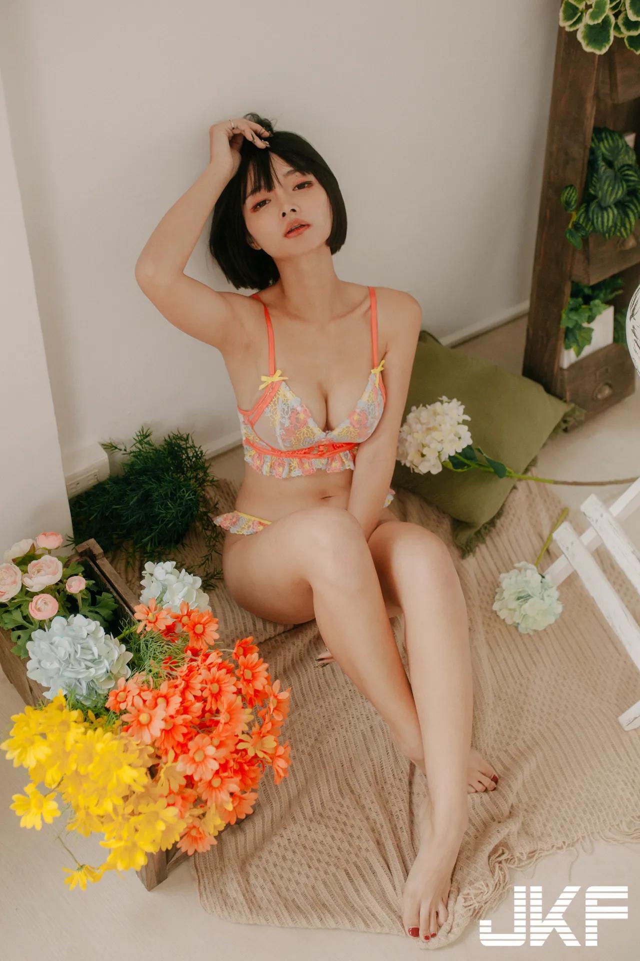 花草女神「A栗Eri」的居家挑逗，「超长腿＋浑圆酥胸」超诱惑！(62)