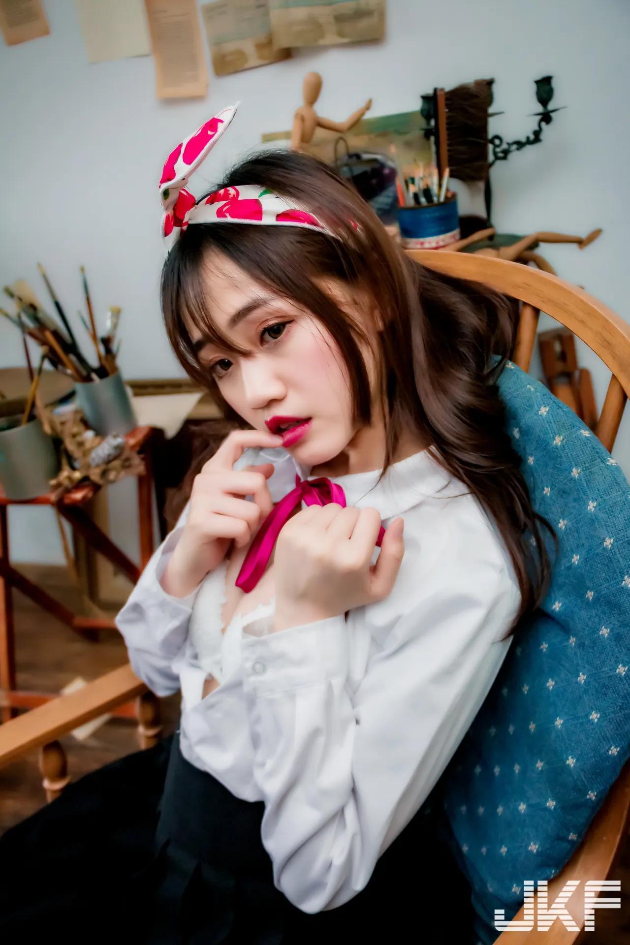 嫩妹小只马-「奶涵」公车上的肢体动作，用美胸美尻来告诉你！(101)