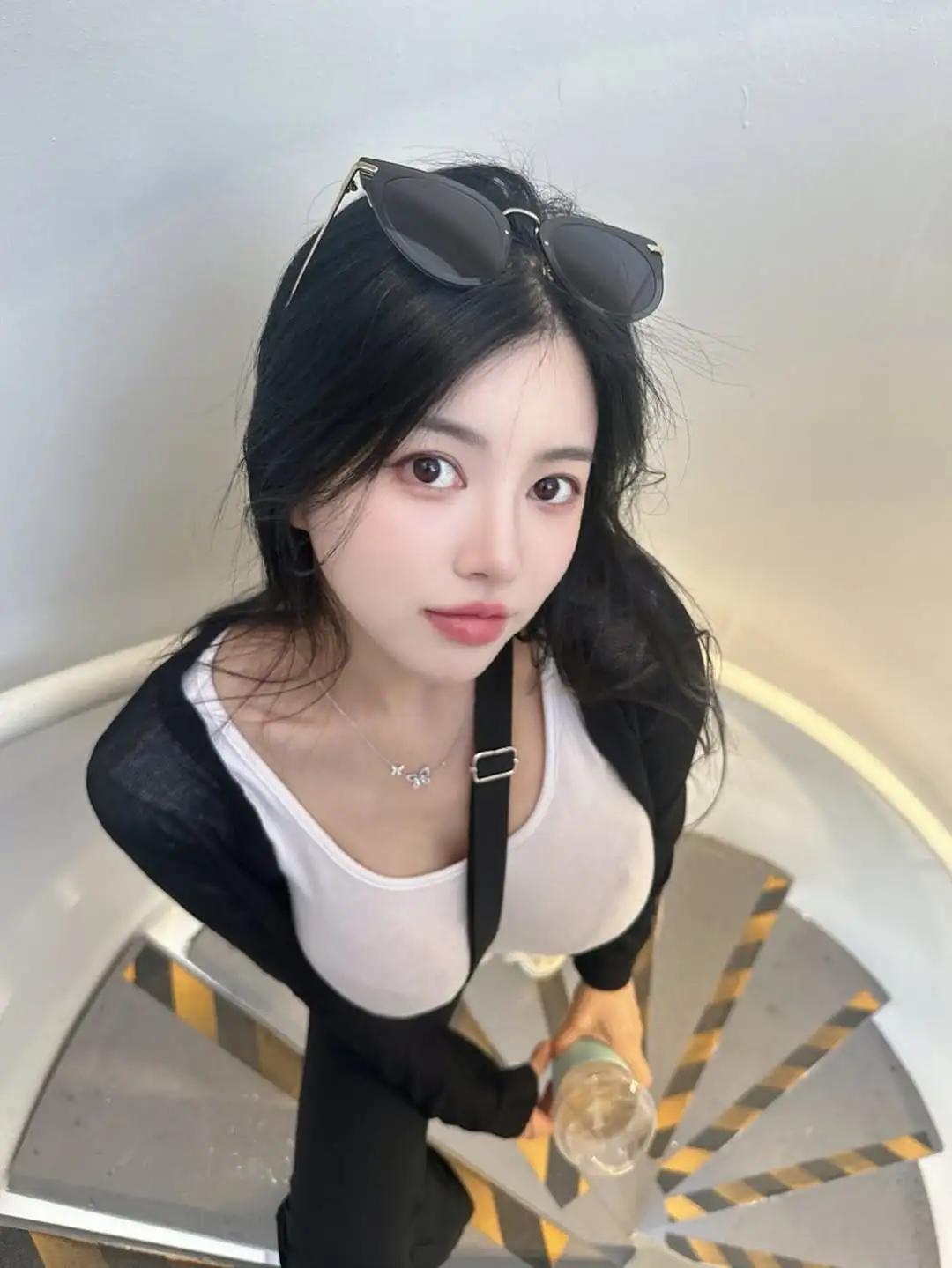 来自南韩的大欧派！气质正妹「背带卡沟」好害羞，想不到平常穿衣尺度更辣-小湿妹图(4)