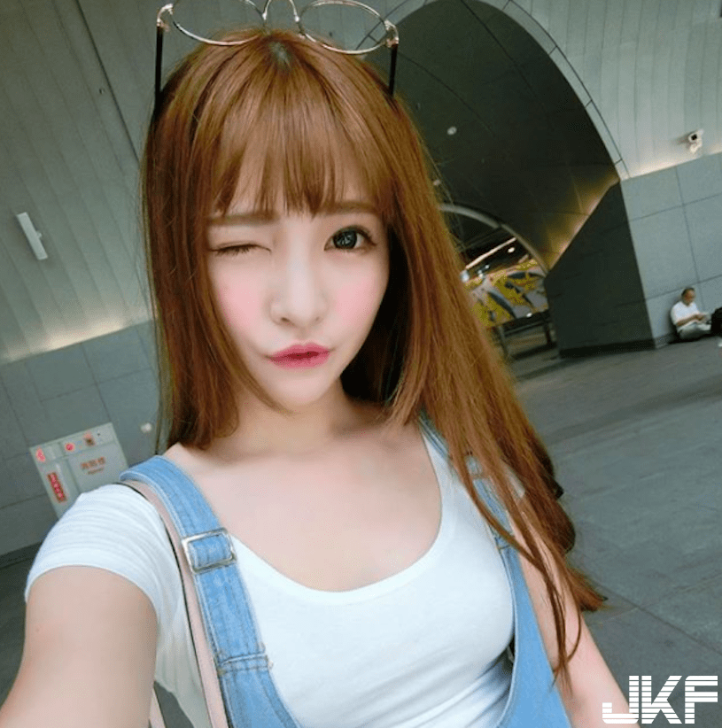 甜美麻豆「性感酥胸太诱人」，赛车场火辣打扮也超杀的！-小湿妹图(8)