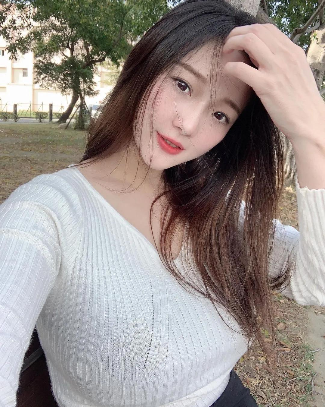 乳牛相见欢！巨乳正妹「施菲亚Feiya」牧场游玩遭牛忌妒撞翻(7)