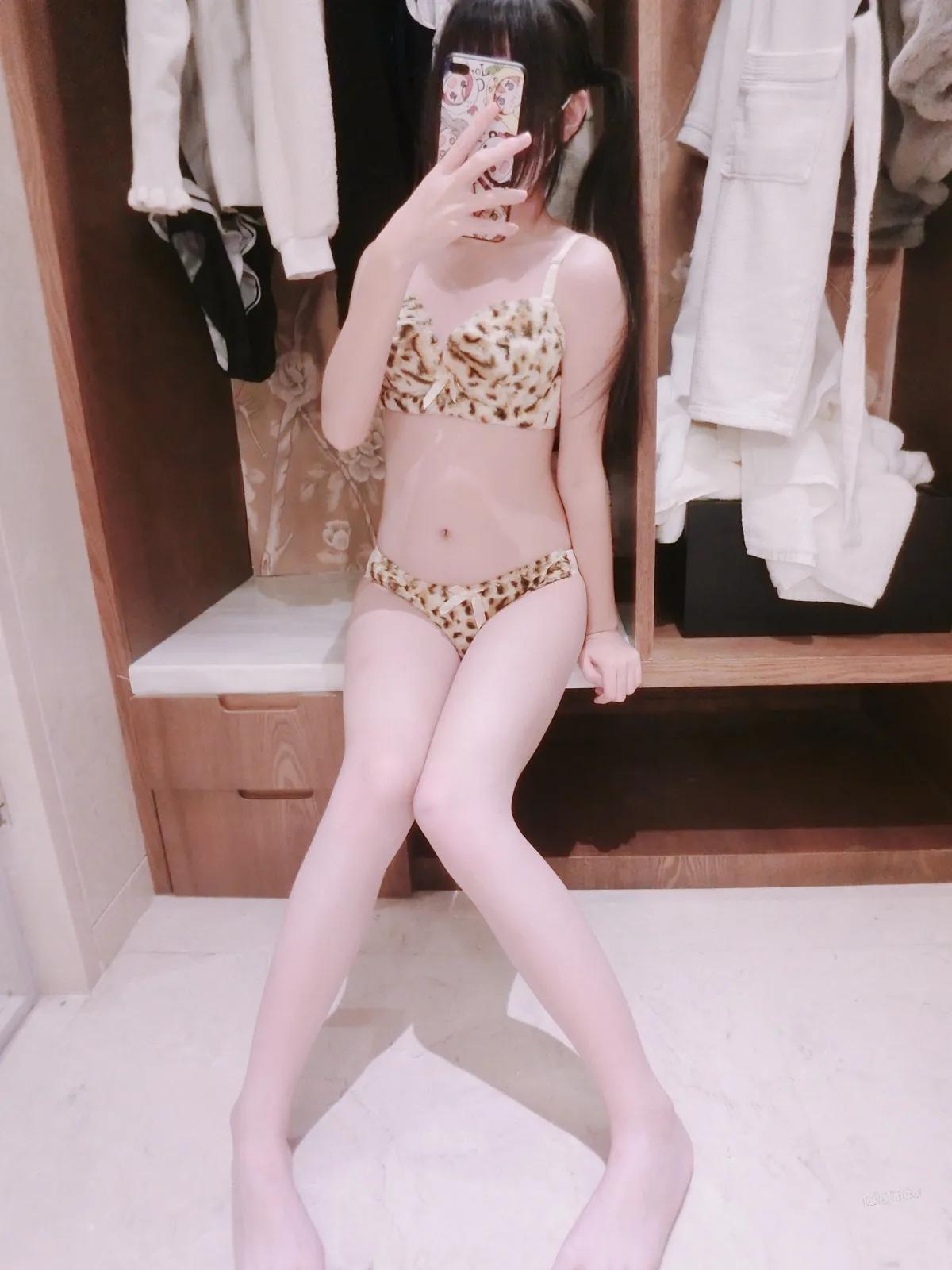 工口小妖精 – 输了麻将全裸在桌上的小豹猫(29)